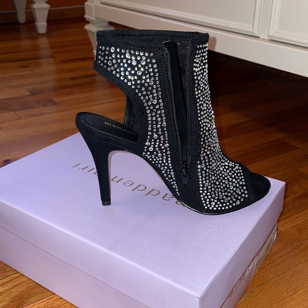 Steve Madden heels. About 3 inches. Size 8. NEVER WORN!!